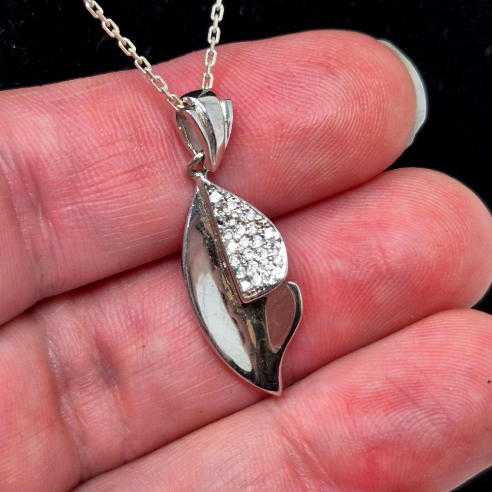 Elegant Silver 925 Leaf Pendant Necklace With Cubic Zirconia Stones